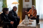 Nina Sieveking (Wanda Perdelwitz, l.) und Lukas Petersen (Patrick Abozen, 2.v.l.) spüren, dass Selma Dannenberg (Janette Rauch, r.) die Wahrheit verschweigt - aus Angst.