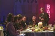Wer weiß, wie der Prozess ausgeht: Felix (Christoph M. Ohrt, r.) hält eine viel versprechend beginnende Rede, die letztlich alle enttäuscht - v.l.n.r.: Sandra (Rebecca Immanuel), Biene (Isabel Tuengerthal), Vanderheiden (Luc Feit), Patricia (Barbara Demmer), Moosleitner (Peter Rappenglück) und Otto (Hasan Ali Mete, 2.v.l.).