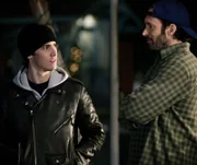 Als Jess (Milo Ventimiglia, l.) plötzlich wieder bei Luke (Scott Patterson, r.) auf der Matte steht, will Luke seinen Neffen nicht wieder bei sich aufnehmen. Unterdessen treffen Paris und Lorelai Entscheidungen ihre Beziehungen betreffend ...