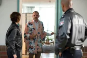 Stalking: Oliver Hahne (Konstantin Lindhorst, M.) öffnet Nina Sieveking (Wanda Perdelwitz, l.) und Lukas Petersen (Patrick Abozen, r.) im Kimono seiner Ex-Freundin die Tür zu deren Wohnung, in der er sich gar nicht mehr aufhalten darf.