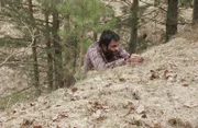 David (Mathis Künzler) konnte sich zwar aus seinem Versteck selbst befreien, ist aber zu schwach, um auf sich aufmerksam zu machen.