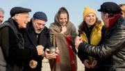 Die Insulaner haben ihre Boßelkugel wieder! Von links nach rechts: Helge (Dietrich Hollinderbäumer), Thies (Jan-Gregor Kremp), Katharina (Tatjana Wedhorn), Jonna (Karin Hanczewski) und Malte (Frank Auerbach).