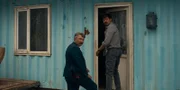 Die Spur des skrupellosen Mörders wird immer heißer. Während Fef Askarev (Erken Gubashev, l.) einfach nur will, dass dieser Spuk endlich ein Ende hat, kann Isaak (Daniyar Alshinov, r.) nicht ruhen, bevor der Schuldige zur Strecke gebracht wurde.