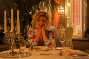 Amelie (Margarita Broich) wartet mit zwiespältigen Gefühlen auf Pfarrer Benedikt.