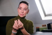 Ute (Isabell Hertel) fühlt sich mit Benedikt wider Willen verbunden, als sie erkennt, dass er ihre Eheringe aufbewahrt hat.