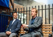 Als Sherlock Holmes (Jonny Lee Miller, l.) von Scotland Yard nach London gerufen wird, um dort bei der Aufklärung eines Falles mitzuhelfen, trifft er auf seinen Bruder Mycroft (Rhys Ifans, r.) ...