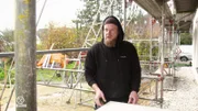 In this episode, the craftsman from Schleswig-Holstein finishes table tops for a restaurant.