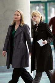Det. Lilly Rush (Kathryn Morris, r.) und Diane Yates (Susanna Thompson, l.) sind einem Serienmörder auf der Spur, der zwischen seinen Morden 27 Jahre verstreichen ließ ...