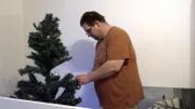 Celines Kumpel Falko möchte ihr das Weihnachtsfest so schön wie möglich machen.
