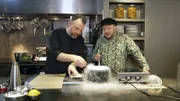 René Frank (l.) und Sebastian Lege in der Küche.
