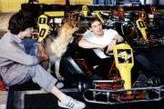 Kommissar Brandtner (Gedeon Burkhard, r.) ist selbst ein begeisterter Go-Kart-Fahrer. Hallenbesitzer Martin Fritsch (Xaver Hutter, l.) besitzt kein Alibi für die Todeszeit des Geldverleihers Baumann und hat Schulden bei ihm ...