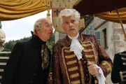 Hofmeister Julius (Michael Schönborn, links) gibt Fürst Gundolf (Sky du Mont) einen Rat.