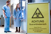 Lea (Lilli Meinhardt, r.) wurde auf das Virus getestet. Niklas (Roy Peter Link, l.) kann ihr ein negatives Ergebnis bringen.
