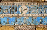 Hieroglyphenschnitzereien und Gemälde an den Innenwänden eines alten ägyptischen Tempels in Dendera