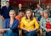 hr-fernsehen REIFF FÜR DIE INSEL - KATHARINA UND DIE DÄNEN, Spielfilm, Deutschland 2014, Regie Oliver Schmitz, am Mittwoch (19.02.25) um 11:20 Uhr. Finn und Nele erzählen den Insulanern von den Dänen: Katharina (Tanja Wedhorn, vorne links), Thies (Jan-Gregor Kremp, hinten links), Jonas (Maximilian Brückner, 4. v. re.), Marianne (Eva Kryll, re.), Helge (Dietrich Hollinderbäumer, 3. v. li.), Malte (Frank Auerbach, 3. v. li.), Jonna (Karin Hanczewski, vorne Mitte) hören gespannt zu.