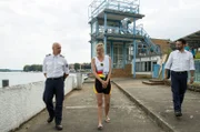 Wolf Malletzke (Christoph Grunert, l.) und Fahri Celik (Hassan Akkouch, r.) haben Juliane Spieker (Katharina Behrens, M.) im Verdacht. Sie wissen, daß das Doping-Desaster ihrer ermordeten Ruderkollegin Frau Spieker sehr wahrscheinlich ihre Olympia-Qualifikation kosten wird. Trotzdem beteuert die Sportlerin ihre Unschuld.