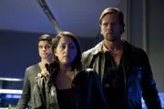 Die frischgebackene Witwe, Claire Weber (Elmira Rafizadeh, M.), scheint wenig erschüttert vom plötzlichen Ableben ihres jungen, untreuen Gatten. Doch Mick (Henning Baum, r.) und Andreas (Maximilian Grill, l.) können sie bald von der Verdächtigenliste streichen ...