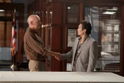 Mit Commander Joe Whites (Terry O'Quinn, l.) Hilfe wollen Danny und Chin (Daniel Dae Kim, r.) Steves Unschuld beweisen. Doch wird es ihnen gelingen?