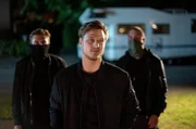 Bedrohlicher Besuch: Neonazi Patrick Neudorff (Daniel Axt, M. mit Komparsen) steht abends mit Gefolgschaft vor der Tür von Hannes Krabbe.