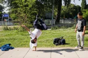 Breakdance-Battle vor der Wache: Fahri Celik und Mahmud Anwar.