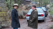 Raylan Givens (Timothy Olyphant, l.) und Detective Willits (Louis Herthum, r.)