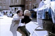 Billie (Kaley Cuoco, r.), Henry und Paige versuchen für Nick (Karl Makinen, l.), einen vorbestraften Ex-Marine, ein Darlehen zu bekommen. Als der Bankmanager das verweigert, rastet Nick aus und nimmt alle Kunden und Angestellten als Geiseln ...