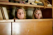 Eva (Mirja Boes, l.) und Toni (Sina Tkotsch) sind in einem Klappbett eingeklemmt, aber Hilfe ist nicht in Sicht.