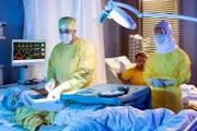 Die Vorerkrankung ihrer Lunge macht Lea nun enorm zu schaffen. Sie muss behandelt werden. Das will ausgerechnet der angeschlagene Dr. Moreau übernehmen.