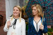 Eva (Mirja Boes, l.) und Gabriele (Leslie Malton) spielen heile Familie fürs Jugendamt.
