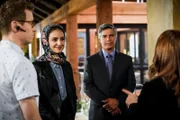 Fatima Namazi (Medalion Rahimi, l.); Louis Ochoa (Esai Morales, r.)
