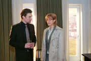 Lisa (Alexandra Neldel, r.) schlägt Richard (Karim Köster, l.) ein Geschäft vor. Wenn er das Versteck von David preisgibt, überlässt sie ihm ihre Anteile an Kerima-Moda. (Dieses Foto von Alexandra Neldel darf nur in Zusammenhang mit der Berichterstattung über die Serie "Verliebt in Berlin" veröffentlicht und verbreitet werden.)