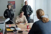 Nina Sieveking (Wanda Perdelwitz, l.) und Lukas Petersen (Patrick Abozen, 2.v.r.) haben Verständnis für den verzweifelten Fabian Grebe (Andrea Warmbrunn, 2.v.l.). Der erträgt das Leben mit und bei seinem paranoiden Vater nicht mehr und will sich und seinen kleinen Bruder aus der Isolation befreien. Doch die Sachbearbeiterin des Jobcenters verweigert die notwendige finanzielle Unterstützung.
