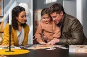 Leyla (Sanam Afrashteh, l.) und Ben (Philipp Danne, r.) verbringen friedliche Familienzeit mit Raya (Luna Elez, M.).; ARD IN ALLER FREUNDSCHAFT - DIE JUNGEN ÄRZTE FOLGE 392, "Befreiung", am Donnerstag (10.10.24) um 18:50 Uhr im ERSTEN. Leyla (Sanam Afrashteh, l.) und Ben (Philipp Danne, r.) verbringen friedliche Familienzeit mit Raya (Luna Elez, M.). © ARD/Tom Fülle, honorarfrei - Verwendung gemäß der AGB im engen inhaltlichen, redaktionellen Zusammenhang mit genannter ARD-Sendung bei Nennung "Bild: ARD/Tom Fülle" (S2+). ARD-Programmdirektion/Bildredaktion, pressefoto.daserste@ard.de
