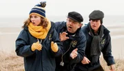 Jonna (Karin Hancewski), Malte (Frank Auerbach) und Helge (Dietrich Hollinderbäumer) bestaunen Thies' Wurf mit der Boßelkugel.