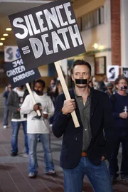Shirley und Annie organisieren einen schweigenden Protest und Jeff (Joel McHale) ist natürlich dabei - um Britta zu beeindrucken ...