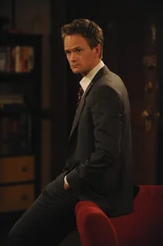 Robin hat Grund zu der Annahme, dass Barney (Neil Patrick Harris) sie betrügt. Seit Tagen ist ihr Freund so liebe- und verständnisvoll. In ihrer Eifersucht bricht sie Barneys Aktenkoffer auf ...