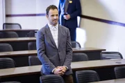 Ein anerkannter Mathematiker wird tot aufgefunden. Sherlock Holmes (Jonny Lee Miller) und Joan Watson versuchen alles, um den Mordfall zu lösen und hinter das Geheimnis einer streng bewachten Formel zu kommen.