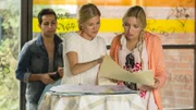Karin (Jessica Ginkel, M.) mit Leonie (Carolin von der Groeben) bei den Vorbereitungen für die Schulveranstaltung.