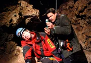 ARD FAMILIE DR. KLEIST, IV. Staffel (13 neue Folgen), Folge 40 "Das Herz der Familie", am Dienstag (02.11.10) um 20.15 Uhr im Ersten. Dramatische Rettungsaktion in der Schillerhˆhle: Der gesundheitlich angeschlagene Johannes (Ulrich Pleitgen, l.) unternimmt gegen jede Vernunft ein Hˆhlentour und erleidet einen Herzinfarkt. Christian (Francis Fulton-Smith, r.) findet seinen Onkel bewuﬂtlos in der Hˆhle. © ARD/Norbert Kuhrˆber - honorarfrei, Verwendung gem‰ﬂ der AGB im engen inhaltlichen, redaktionellen Zusammenhang mit genannter ARD - Sendung bei Nennung: "Bild: ARD/Norbert Kuhrˆber" (S2).  ARD Programmdirektion/Bildredaktion,  Tel. 089 5900 4302, Fax 089 5501259, mail: bildredaktion@daserste.de.
