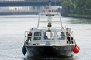 Ein Geiselnehmer hat die MS Bettina in seine Gewalt gebracht. Jasmin Sayed (Sesede Terziyan, li.), Wolf Malletzke (Christoph Grunert, mi.) und Fahri Celik (Hassan Akkouch, re.) in höchster Alarmbereitschaft auf der Silbermöwe.