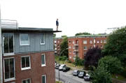 Selbstmord: Der Stalker Oliver Hahne (Konstantin Lindhorst, r.) weiß nicht mehr weiter - er will sich vom Dach stürzen.