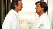 Zwischen Dr. Stefan Frank (Sigmar Solbach, re.) und Dr. Christian Roehrs (Siemen Rühaak) gibt es Kompetenzstreitigkeiten.