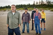 Die alt eingesessenen Insulaner Thies (Jan-Gregor Kremp, li.), Malte (Frank Auerbach, 2. v. li.), Helge (Dietrich Hollinderbäumer) und Jonna (Karin Hanczewski) sowie der neue Inselpolizist Fiete (Andreas Schmidt, 3. v. li.) beobachten die mysteriösen Geschehnisse auf ihrem Eiland mit großer Sorge.