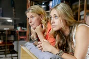 Die Schwestern Eva (Mirja Boes, l.) und Toni (Sina Tkotsch) sprechen sich aus. Sie liegen auf einem Klappbett, das plötzlich macht, was es will.