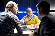 Schon bald kommt Mick (Henning Baum, l.) und Andreas (Maximilian Grill, r.) der Verdacht, dass Falko Schlosser (Michael Lott, M.) nicht nur eine Leiche gefunden hat ...