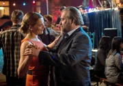 Beim Inselball wagen Katharina (Tanja Wedhorn) und ihr alter Freund Thies (Jan-Gregor Kremp) ein kleines Tänzchen.