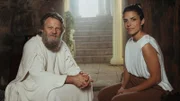 Sokrates (Christian Rudolf) wird zum Tode verurteilt und muss den Schierlingsbecher, einen giftigen Trank, trinken.