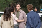 Nachdem die Leiche von Henry Dahl gefunden wurde, beginnen Patrick Jane (Simon Baker, r.) und Teresa Lisbon (Robin Tunney, l.) mit den Ermittlungen und stoßen dabei auf Betsy (Michele Hicks, 2.v.l.) und Sean (Gil McKinney, 2.v.r.). Doch haben sie damit etwas zu tun?