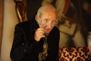 Julius (Michael Schönborn) besieht sich Gustavs schöne Braut ganz genau.