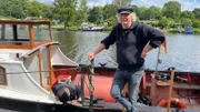 Jens-Peter Kahl und seine 112 Jahre alte „Elise“ sind einfach unzertrennlich. Mit seiner Schlepperbarkasse schippert er mit seinem Kumpel auf Bille und Elbe. Er fühlt sich auf der Billerhuder Insel als echter Insulaner – mitten in Hamburg.